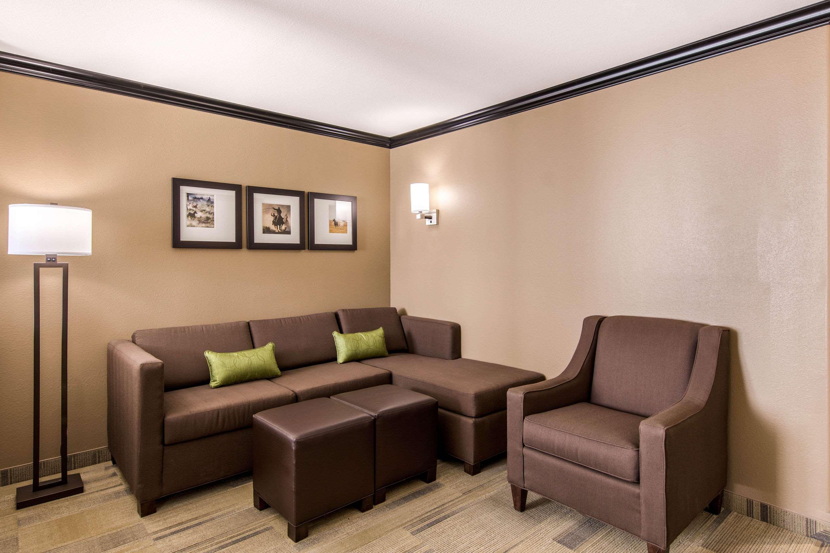 Comfort Suites Liberal Bagian luar foto