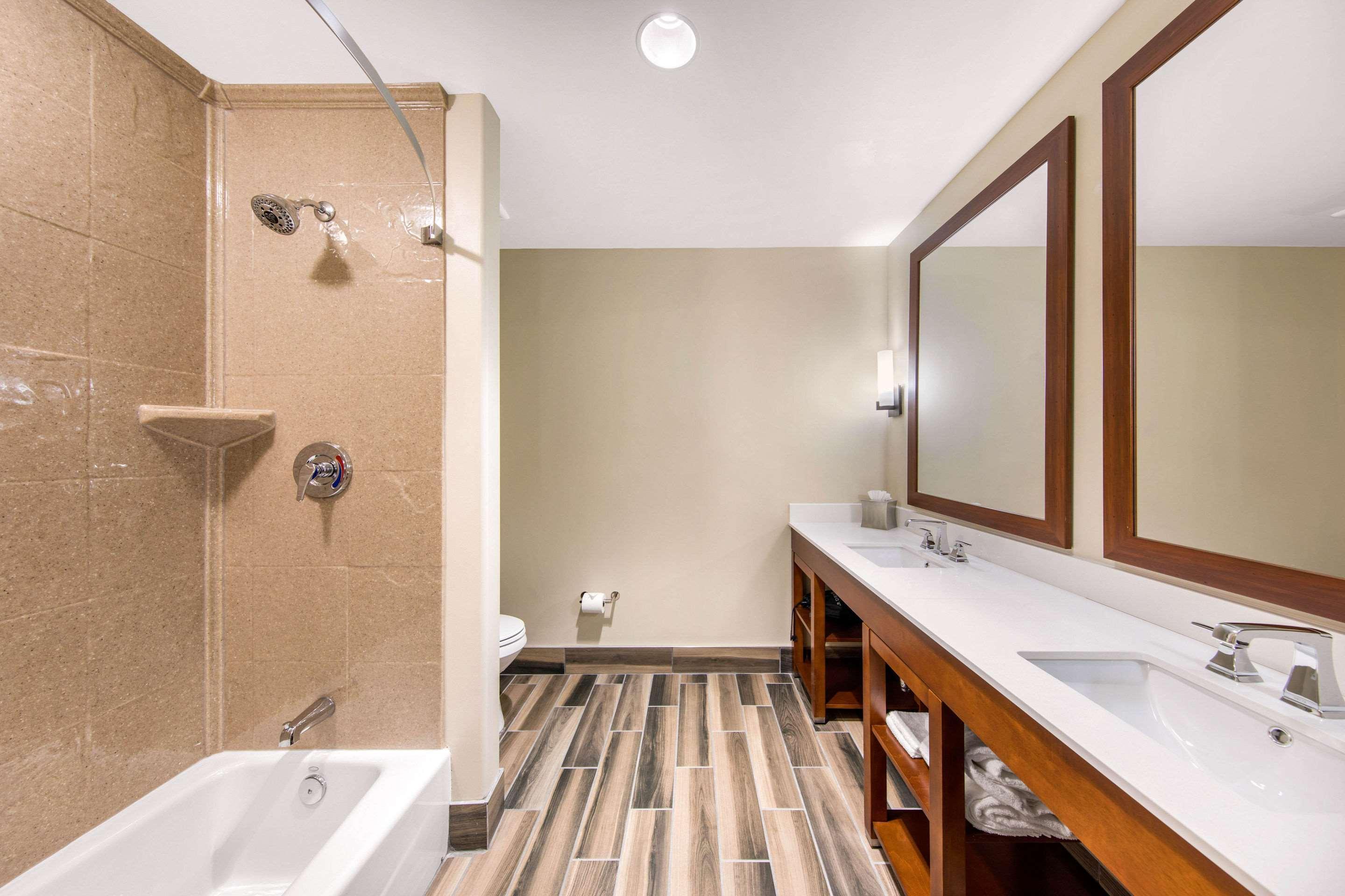 Comfort Suites Liberal Bagian luar foto