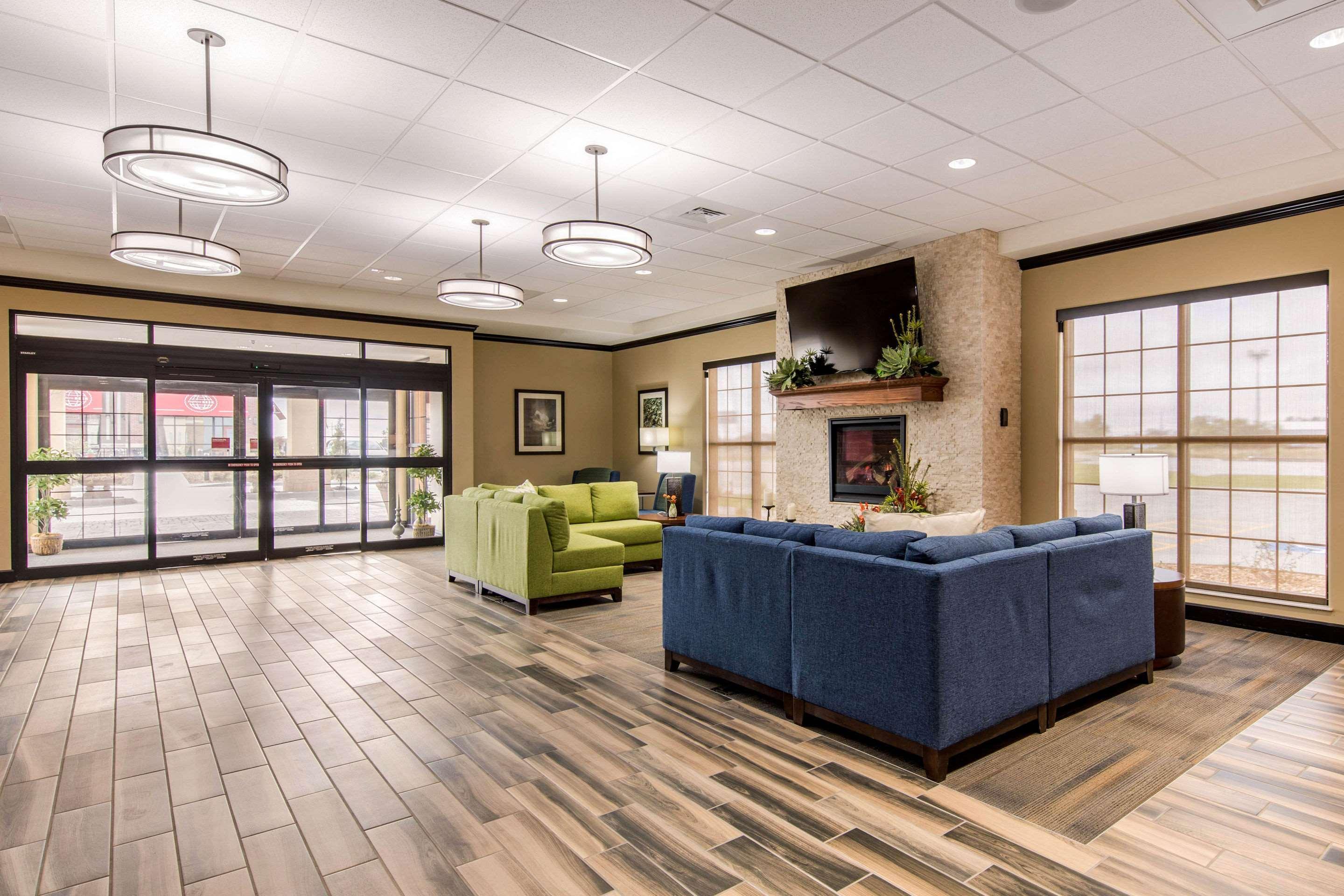 Comfort Suites Liberal Bagian luar foto