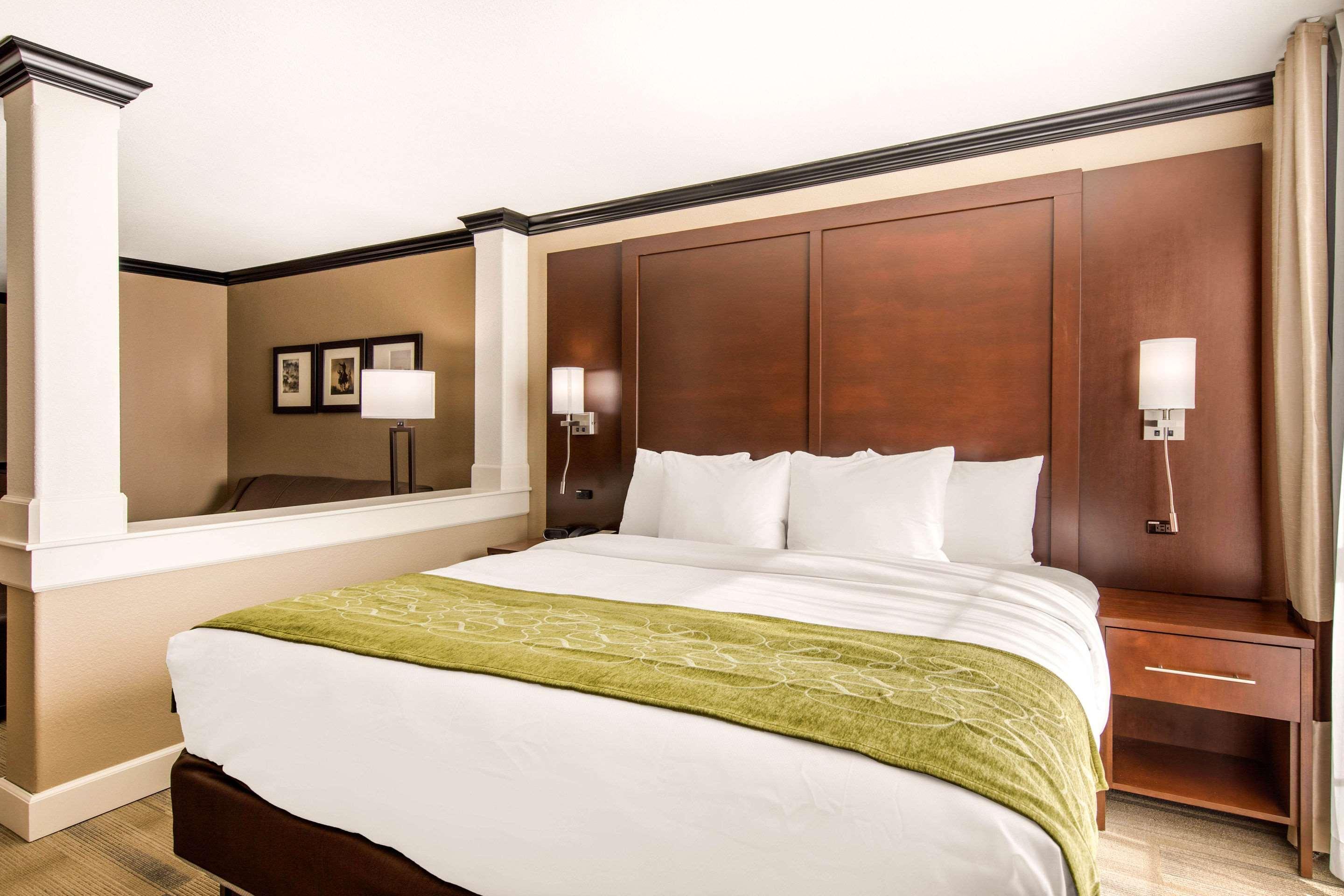 Comfort Suites Liberal Bagian luar foto