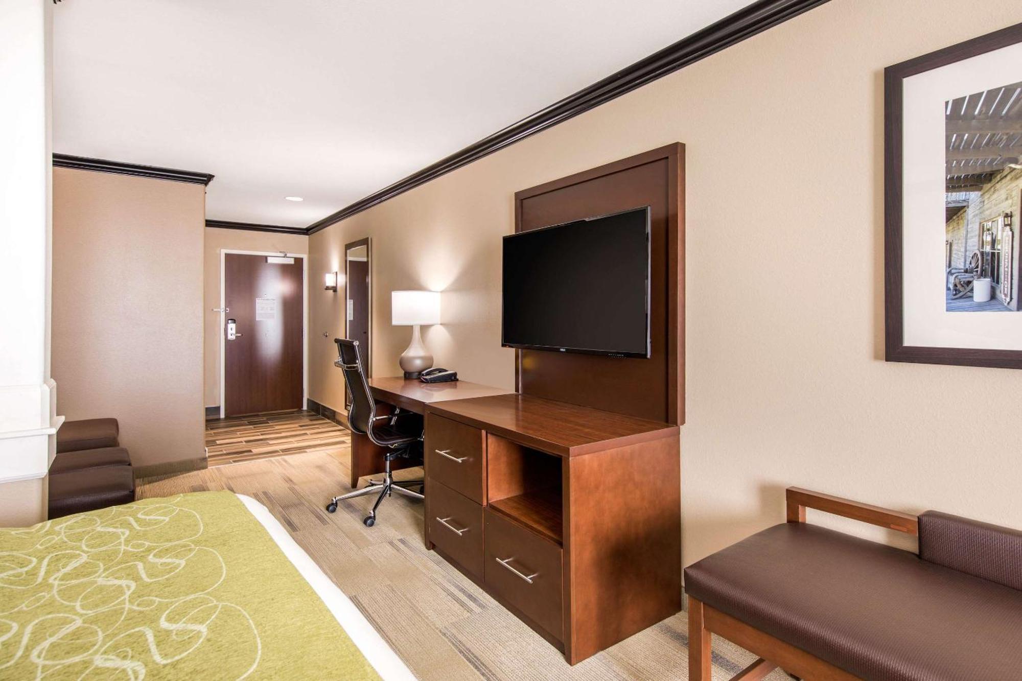 Comfort Suites Liberal Bagian luar foto